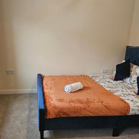 Immaculate 3 Bedroom Property. นอตติงแฮม ภายนอก รูปภาพ